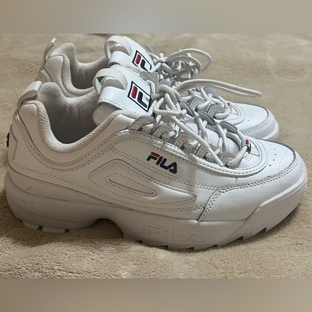 Women’s Size 8 FILA shoe